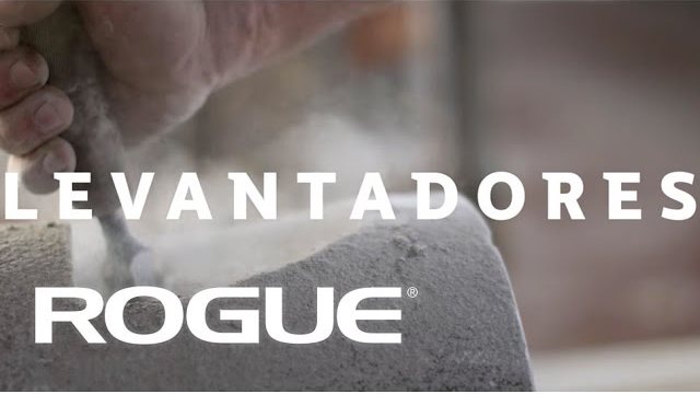 Fotograma del documental Levantadores, de Rogue Fitness, sobre el levantamiento de piedras vasco