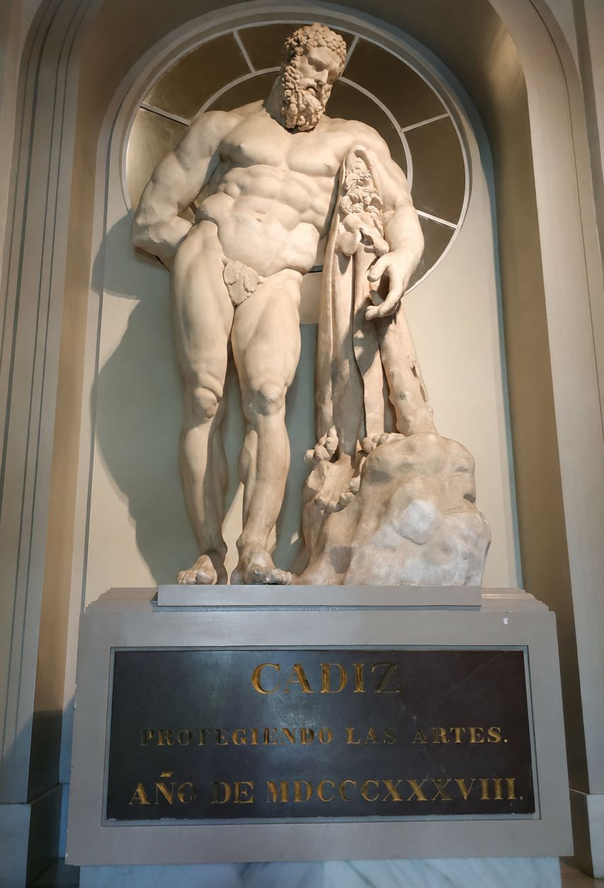 Estatua de Hércules Farnesio en Cádiz, con la inscripción «Cádiz protegiendo las artes»