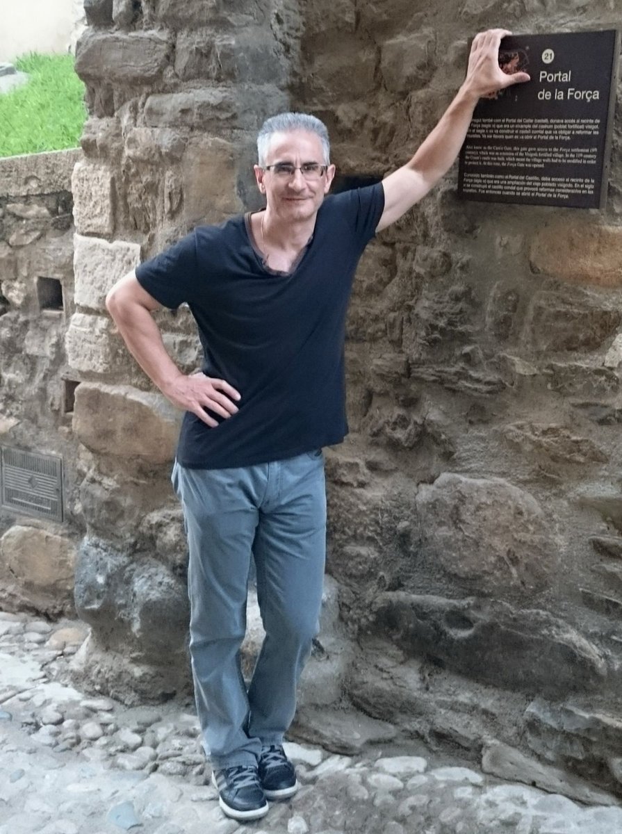 Lucio Doncel junto al cartel del Portal de la Força